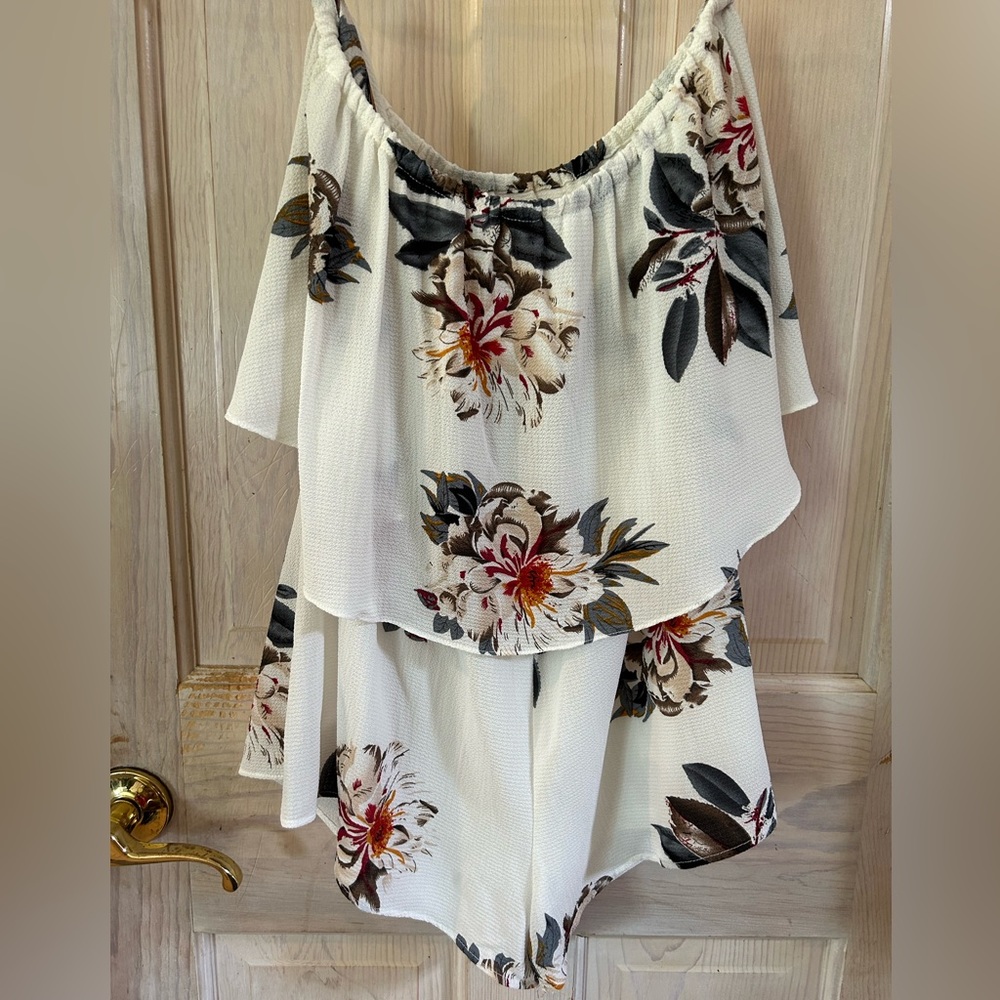 Flying Tomato Strapless Floral Romper with Flounce Bodice. Women’s Medium